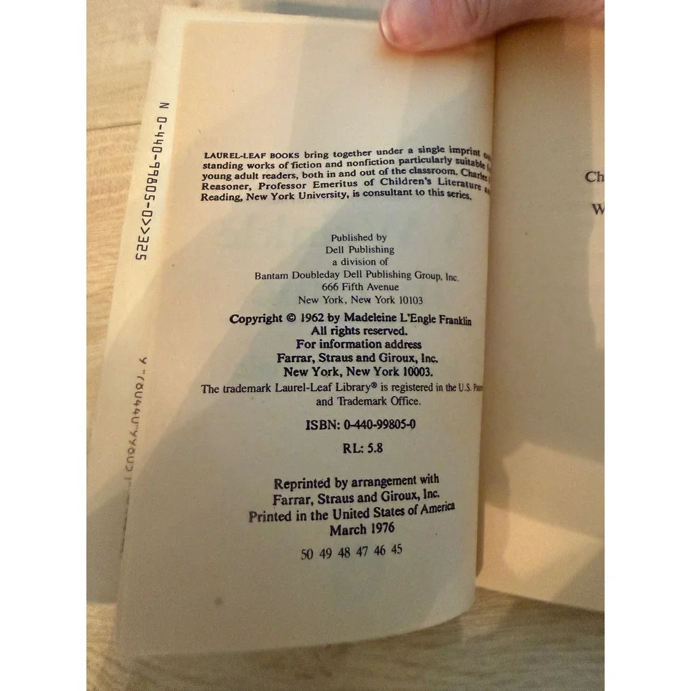 A Wrinkle in Time Madeleine L'Engle Dell Laurel-Leaf Fantasy Paperback 1976 VTG